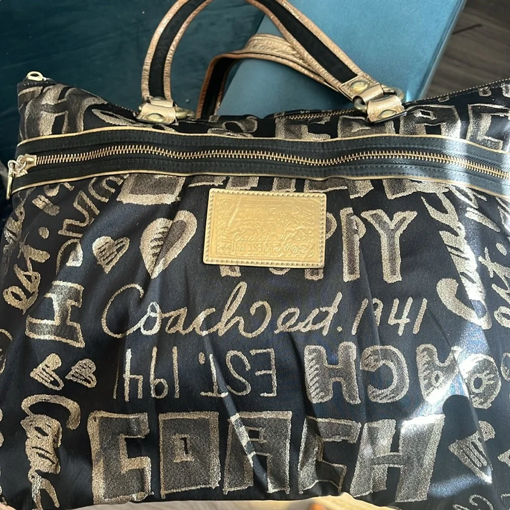 Lost in the 🔥 Coach Poppy Duo Black Story Block Tote and Wristlet - Picture 5 of 13